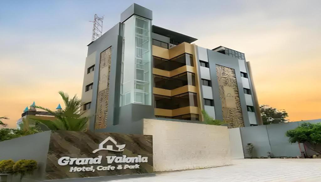 Hotel Grand Valonia à Jembel Extérieur photo