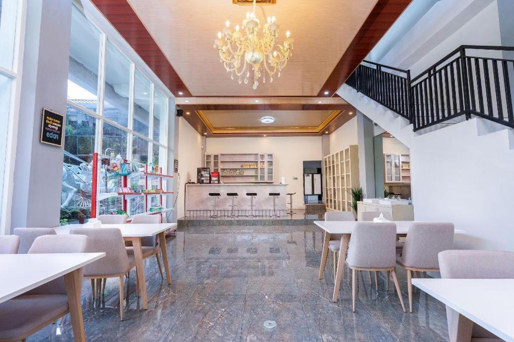 Hotel Grand Valonia à Jembel Extérieur photo